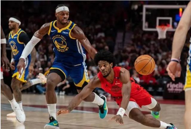 勇士全队队员共同庆祝收获连胜 勇士全队队员共同庆祝收获连胜