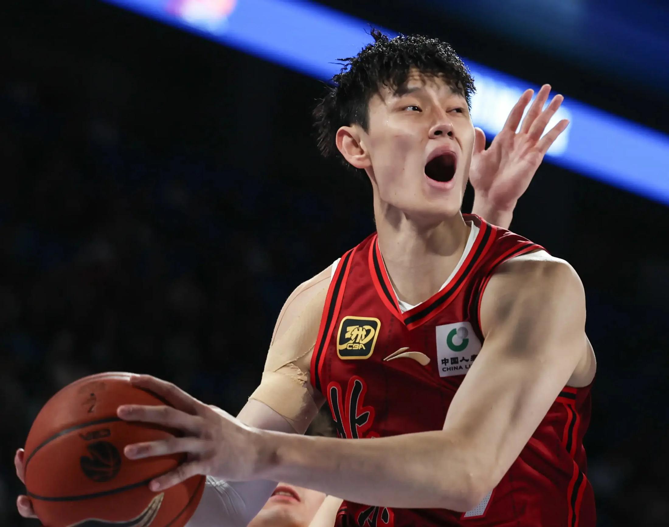 篮球赛事中一名年轻球员获得了最佳进步奖 篮球赛事中一名年轻球员获得了最佳进步奖